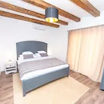 Idassa Zadarvillas *
